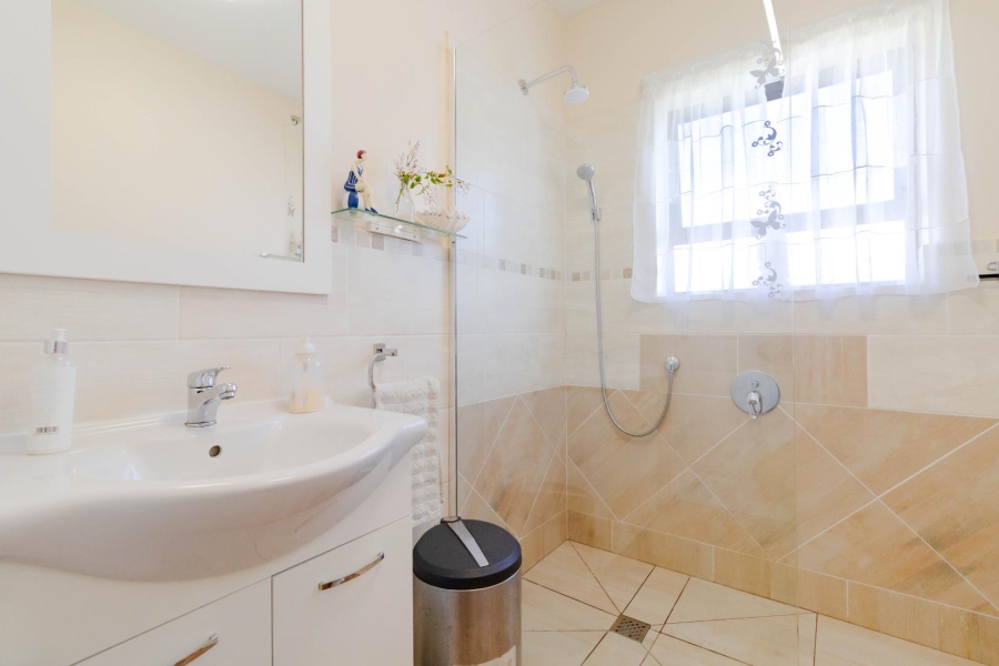 3 Bedroom Property for Sale in Sandbaai Western Cape